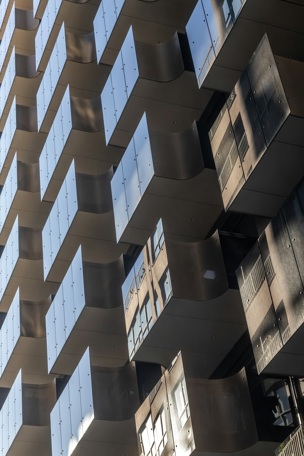 edifício de concreto marrom e branco