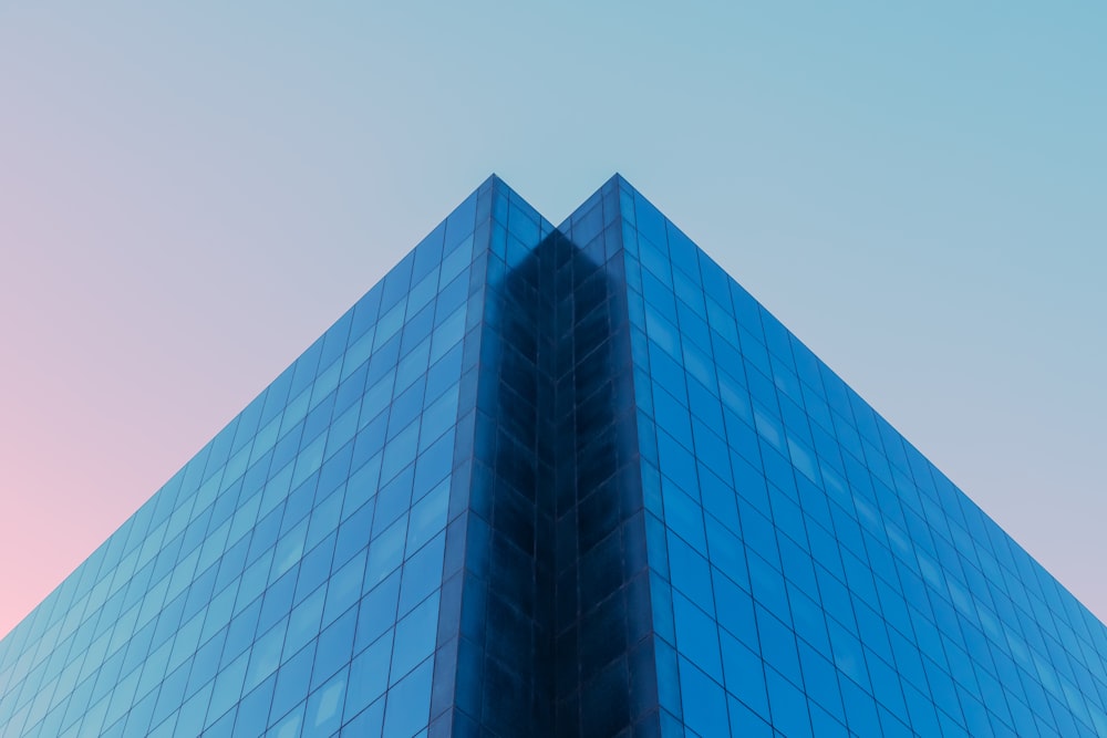 Edificio de hormigón azul y blanco