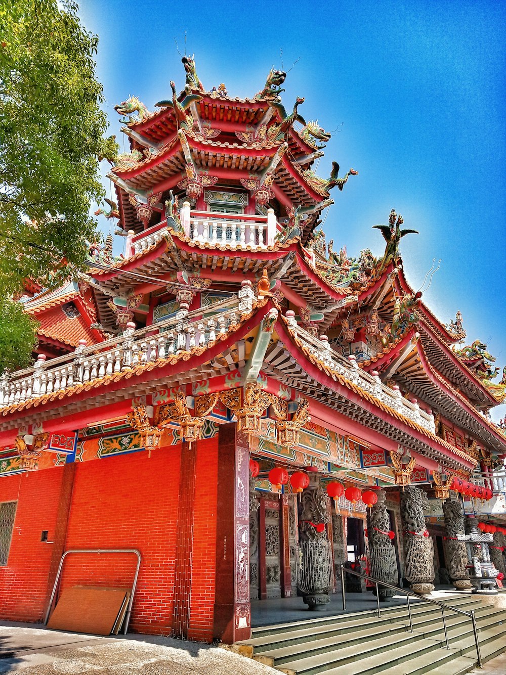 昼間の青空に映える紅白の寺院
