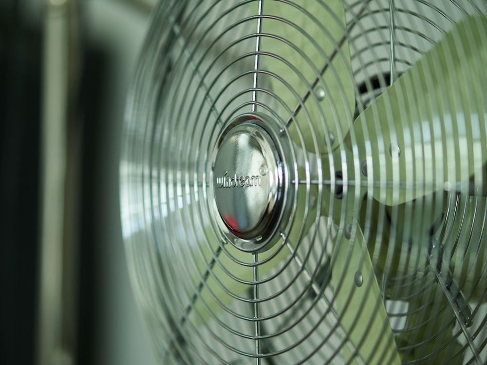 ventilador cinza e preto ligado em fotografia de perto