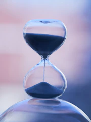 reloj de arena sobre mesa