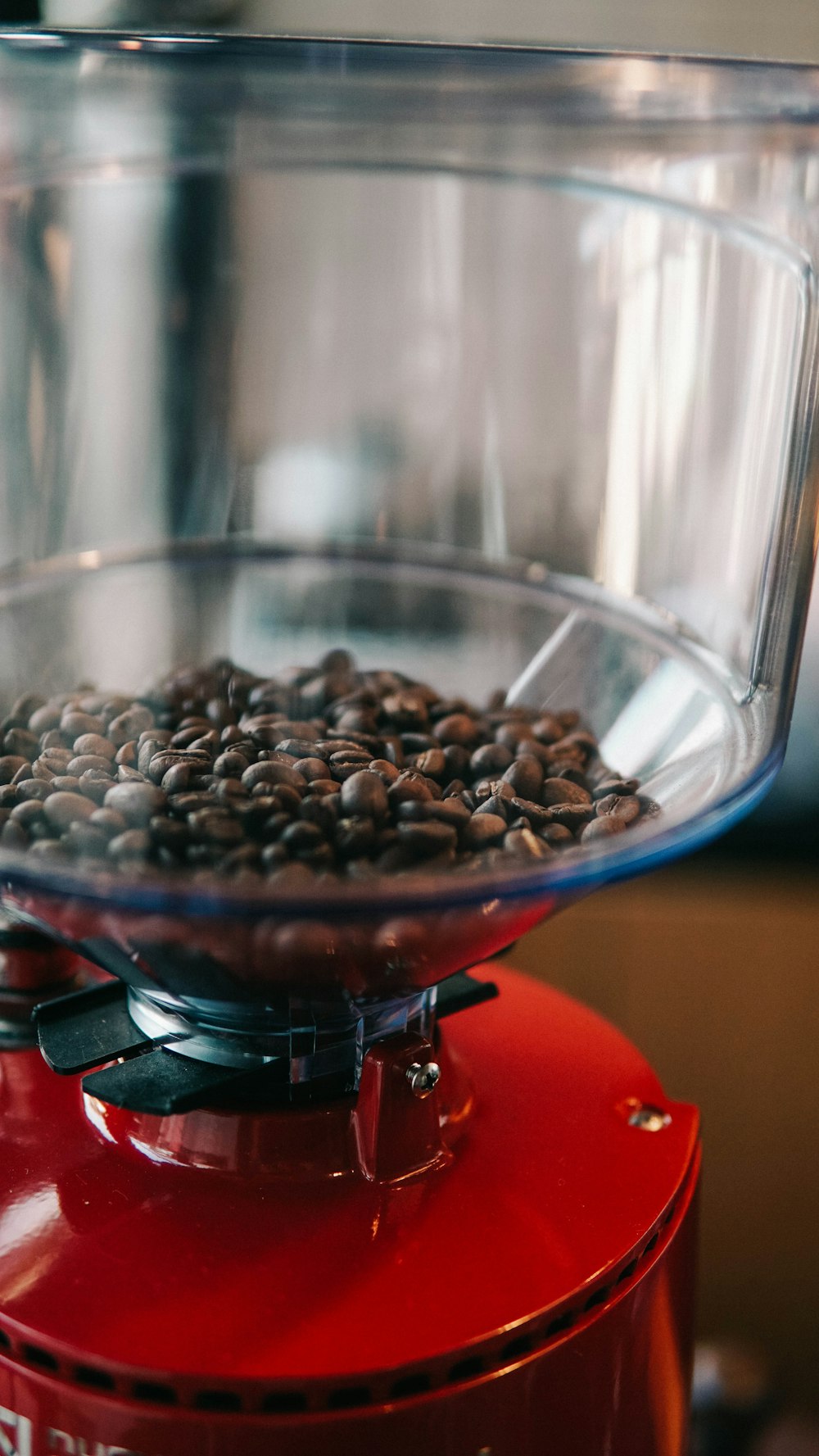 granos de café negro en un recipiente de vidrio transparente