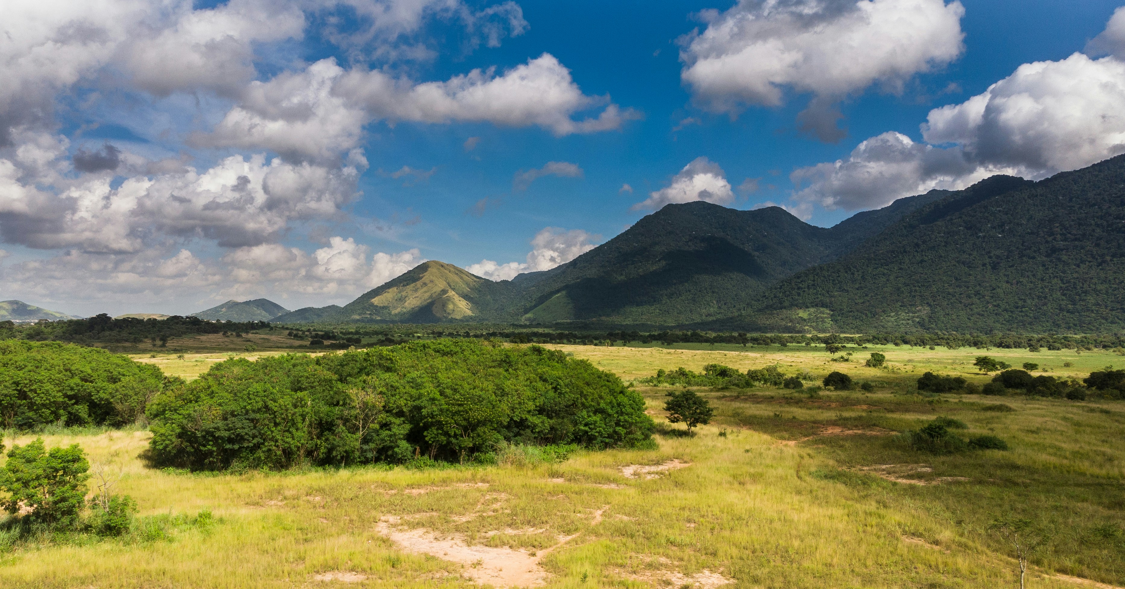 montanha verde sob o céu azul durante o dia