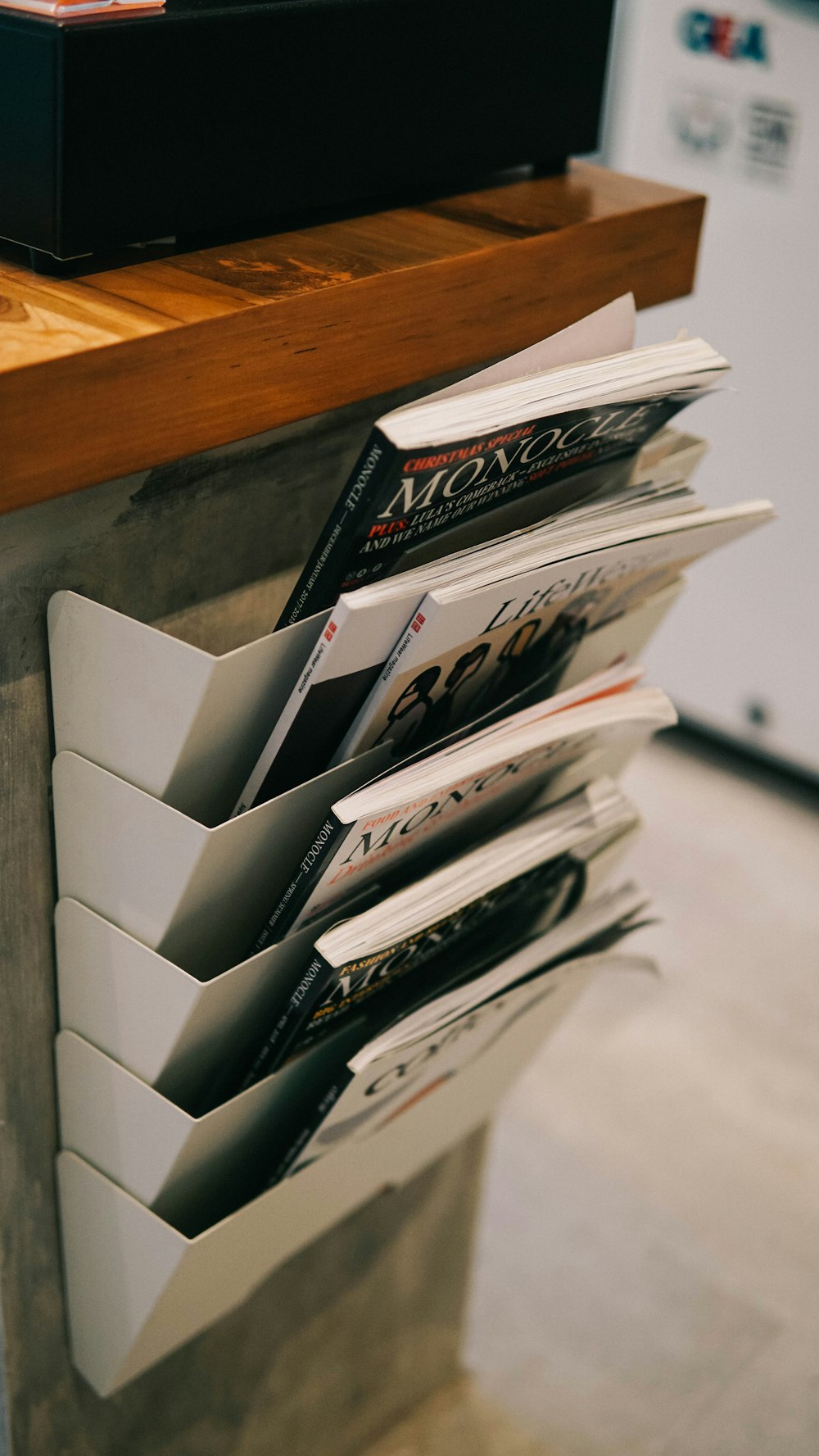 libro bianco su tavolo di legno marrone