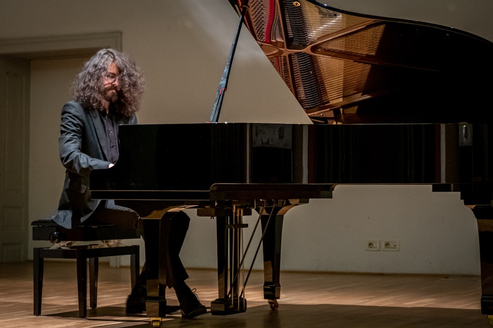 Mujer con camisa gris tocando el piano