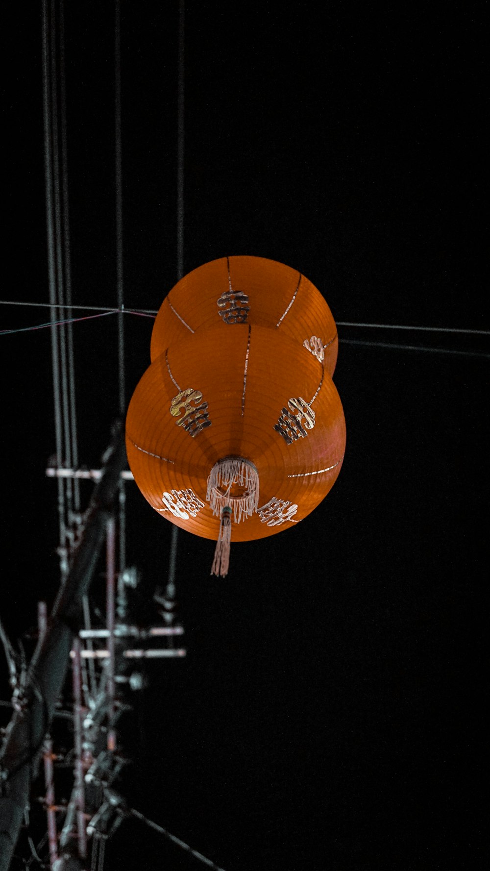 lanterne en papier orange pendant la nuit