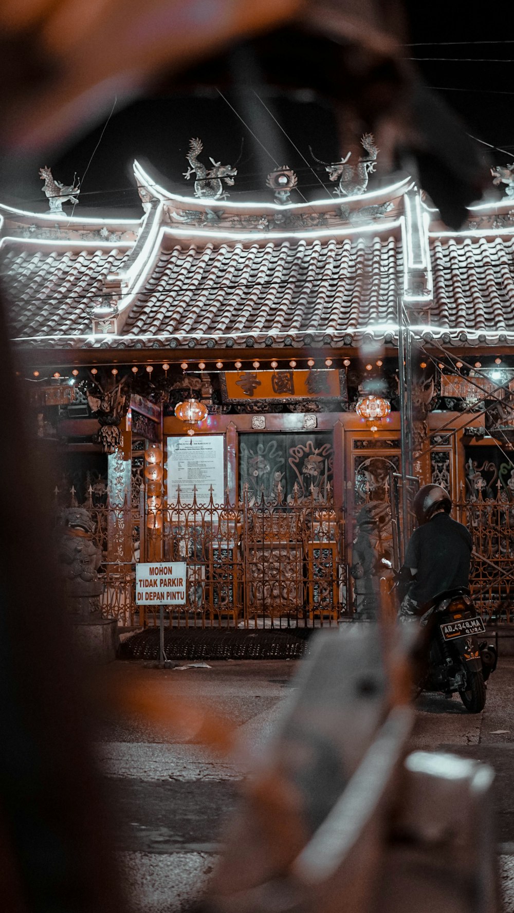갈색 나무 액자 유리창이 있는 복도를 걷는 사람들