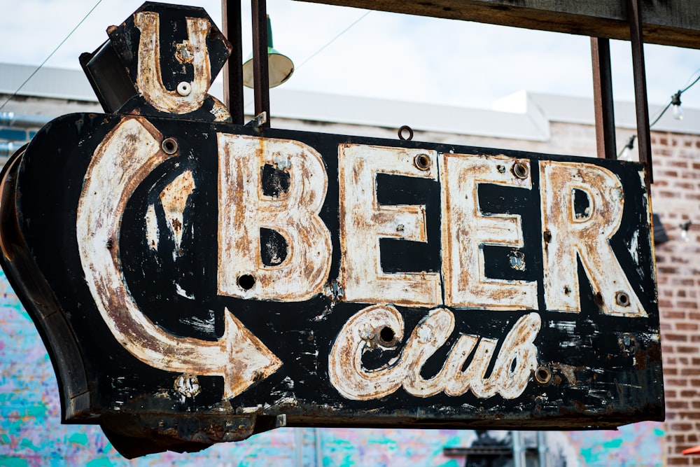 Una vecchia insegna al neon che pubblicizza un'azienda produttrice di birra