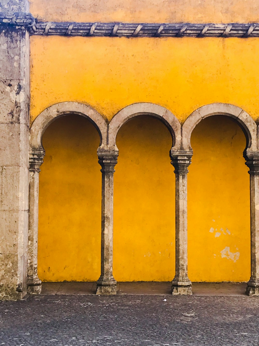 muro di cemento giallo e bianco