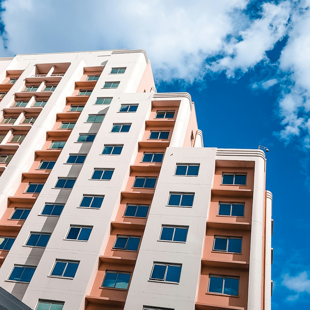 bâtiment en béton blanc et brun sous le ciel bleu pendant la journée