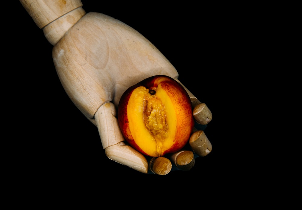 Frutta di mela a fette su sfondo nero