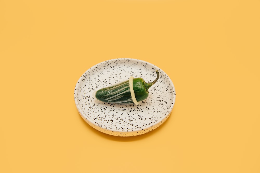 verdura verde su piatto in ceramica bianca