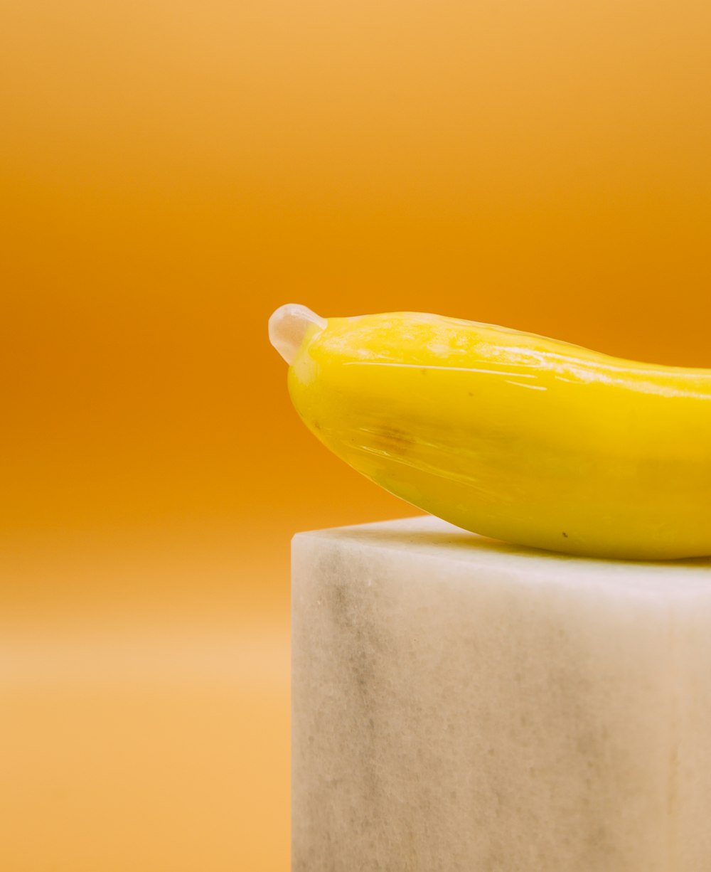 Fruit de banane jaune sur poteau en béton blanc