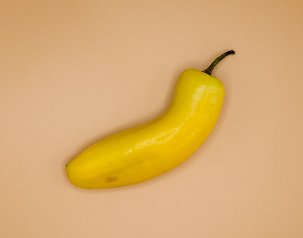 Gelbe Banane auf weißem Tisch