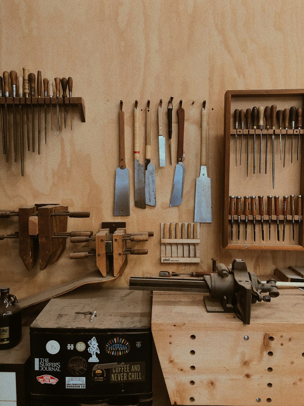 rouleau à pâtisserie en bois brun sur table en bois marron