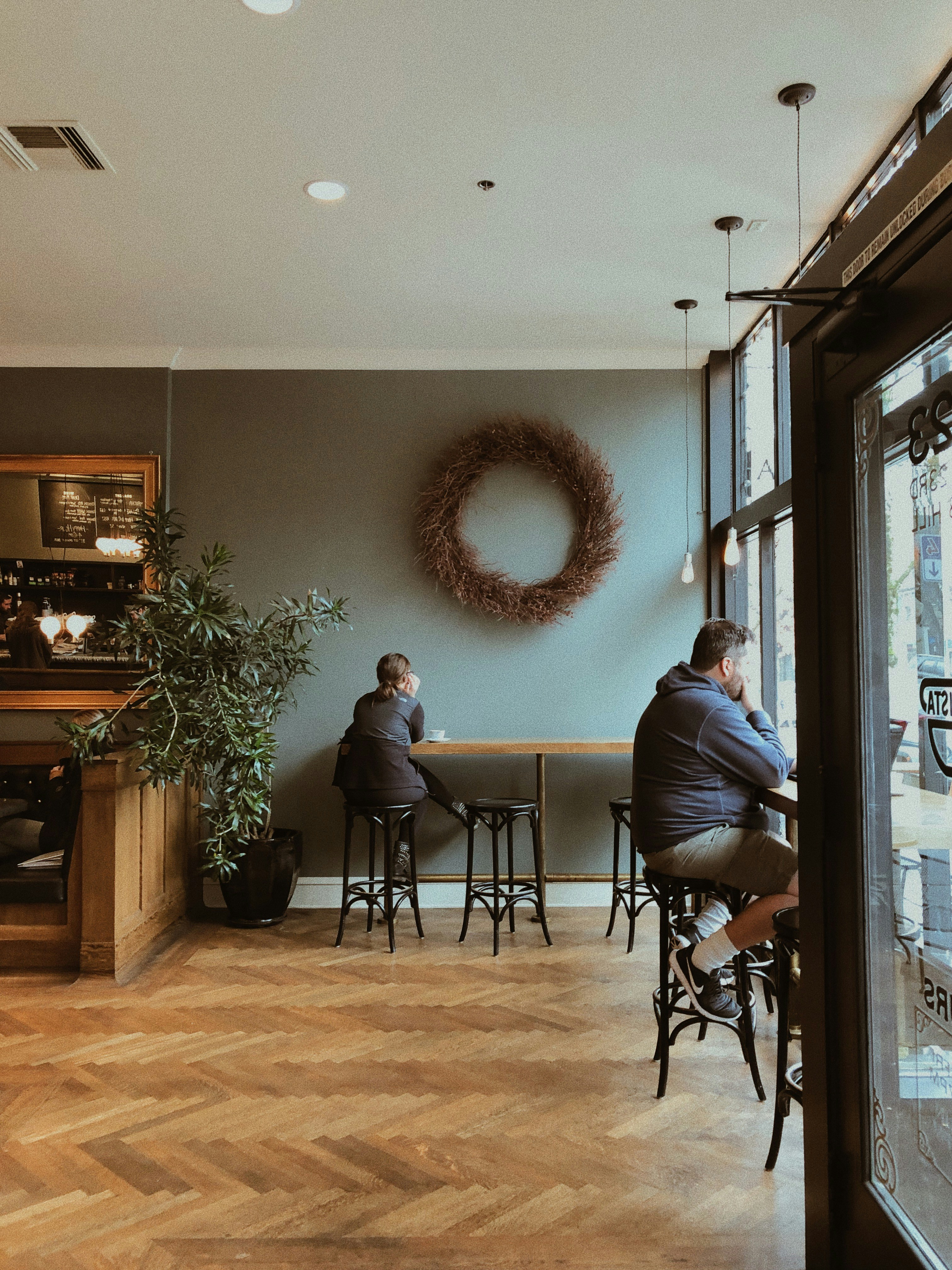 椅子に座る灰色のポロシャツを着た男性