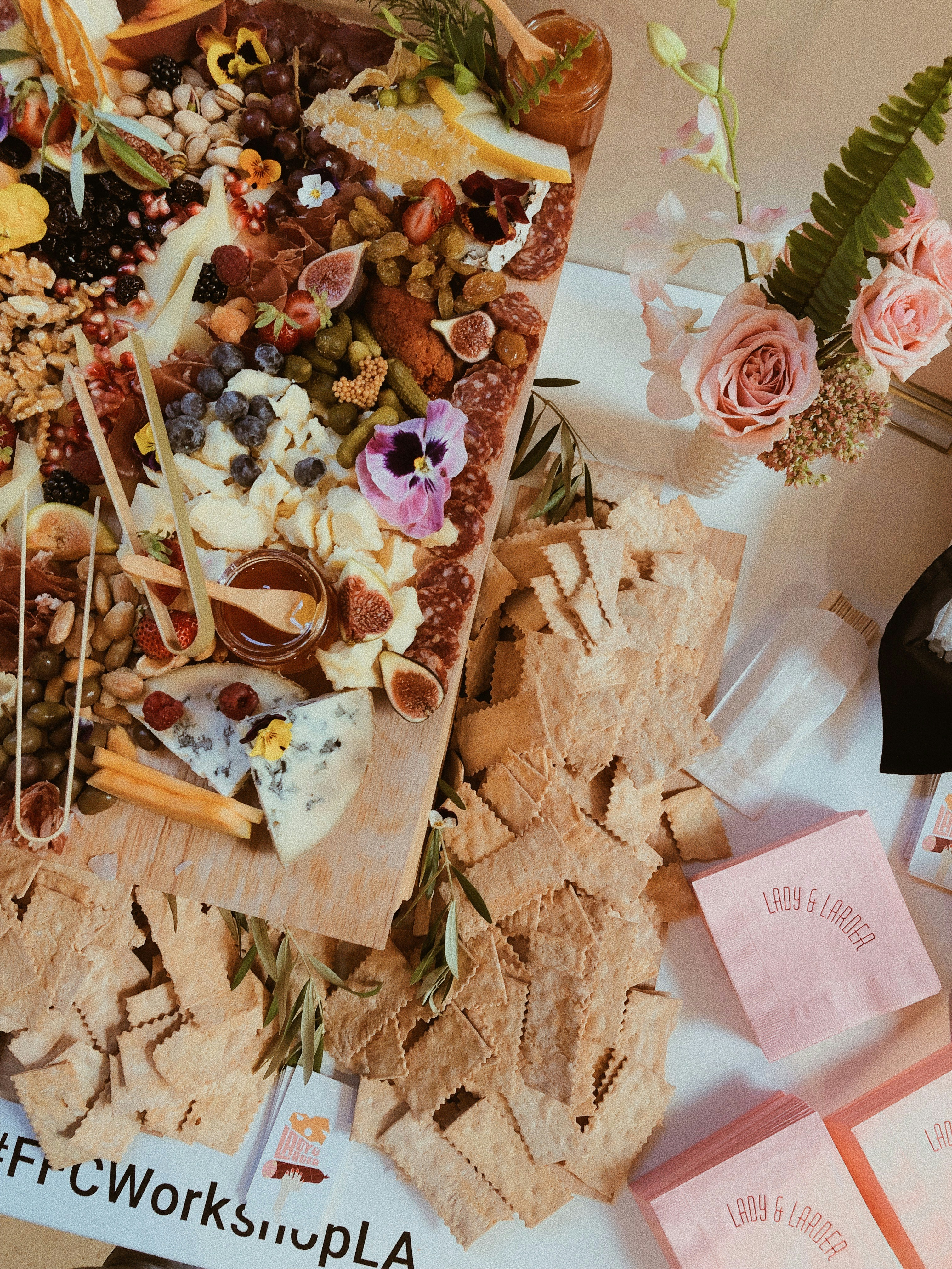 茶色の木製テーブルに茶色の木の棒