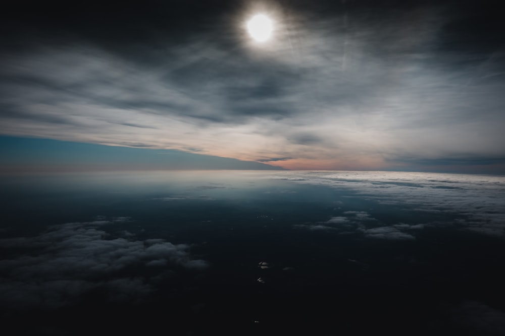 Nuages et soleil au coucher du soleil