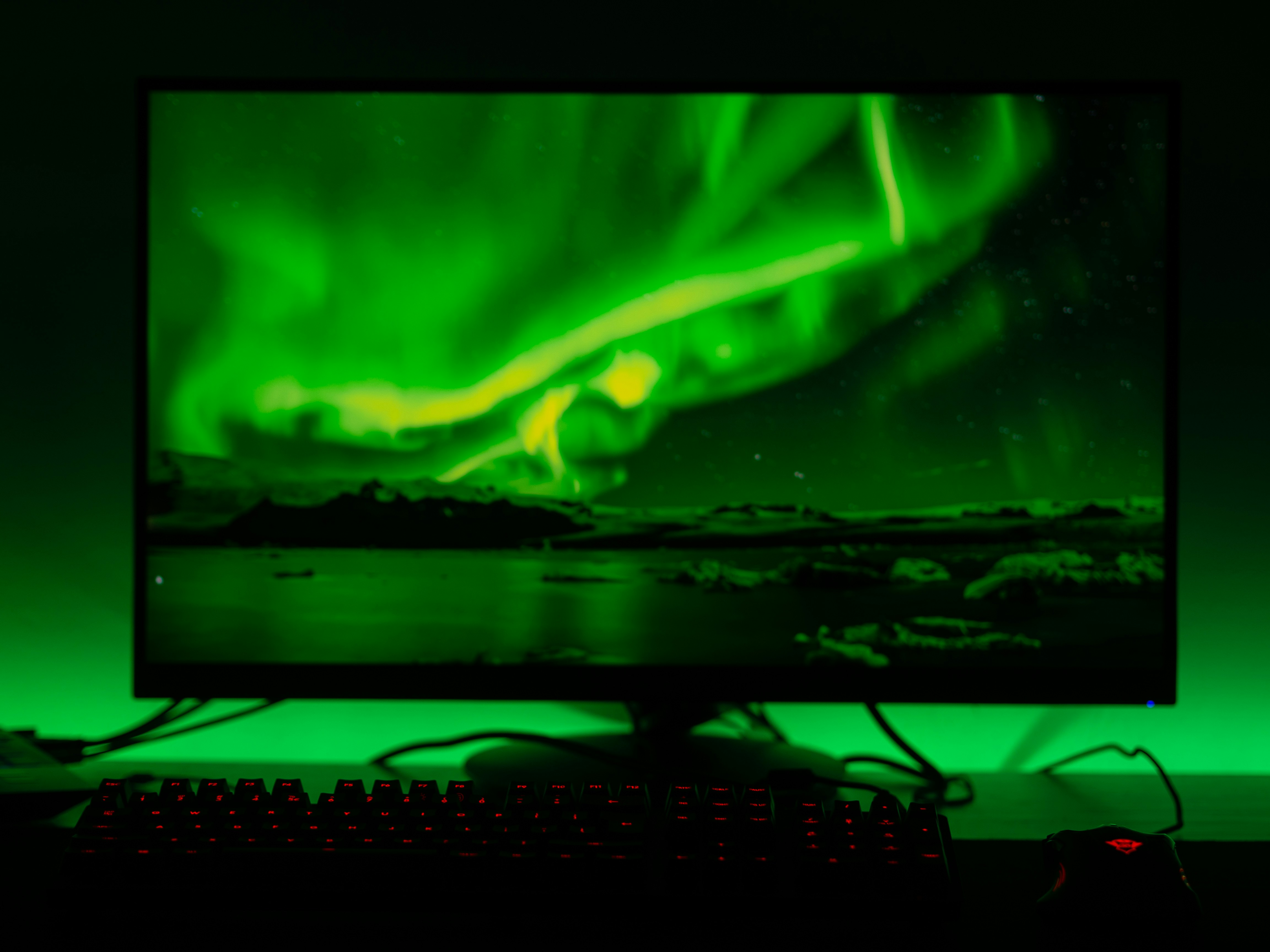 Desktop screen with aurora from @v2osk