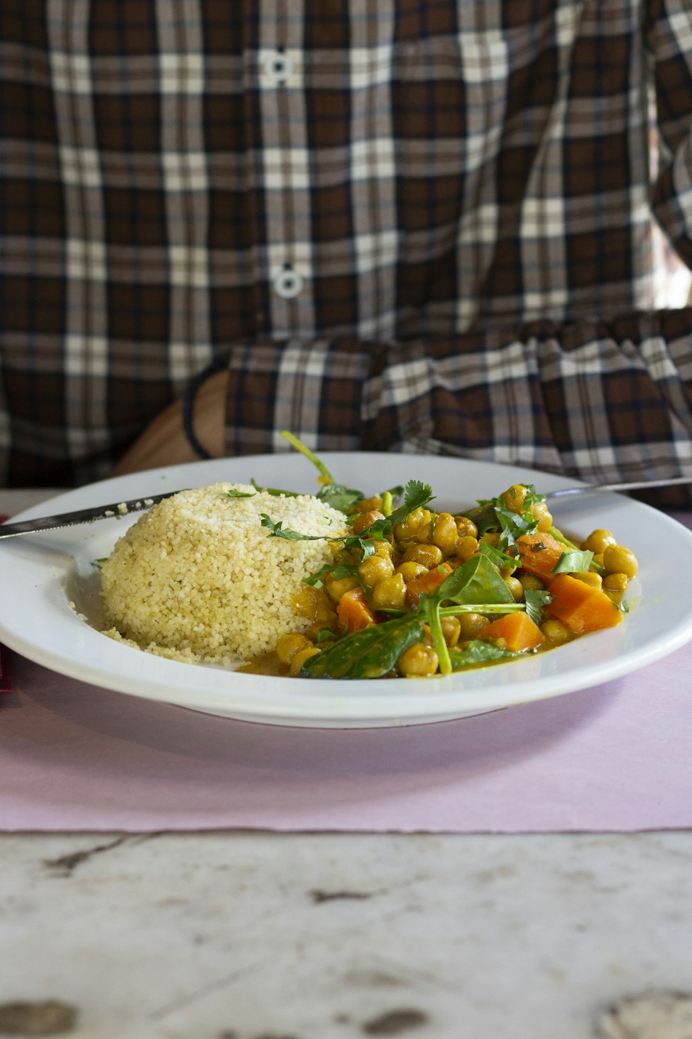 aliments cuits sur une assiette en céramique blanche