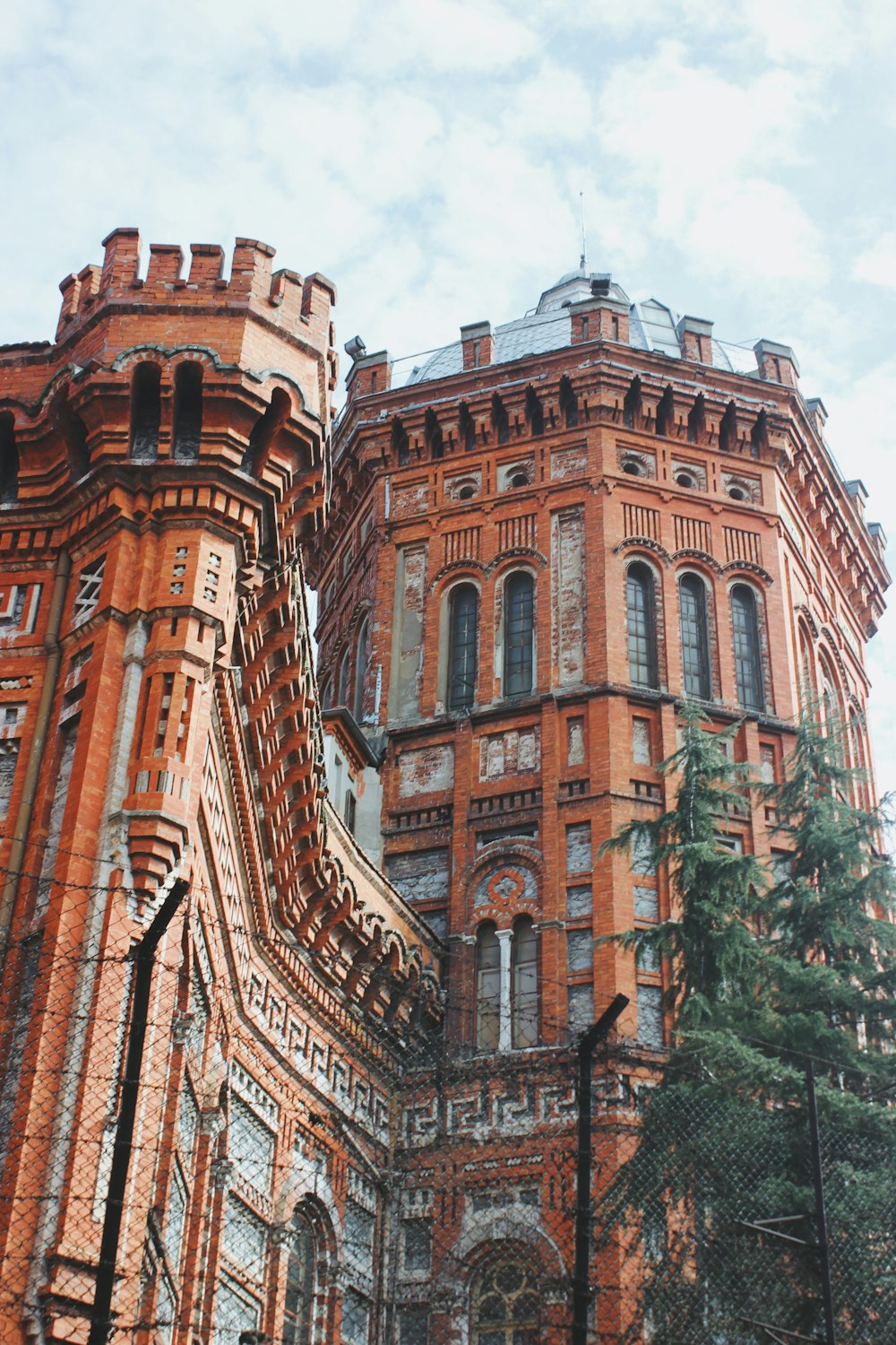 Edificio de hormigón marrón durante el día