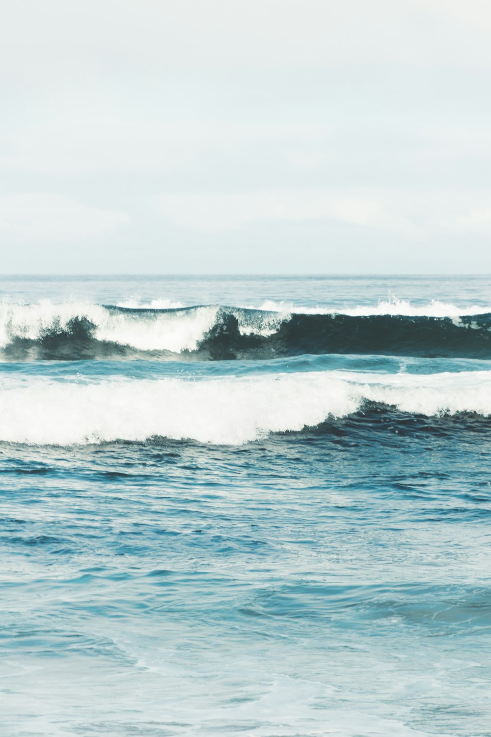 ocean waves under blue sky during daytime