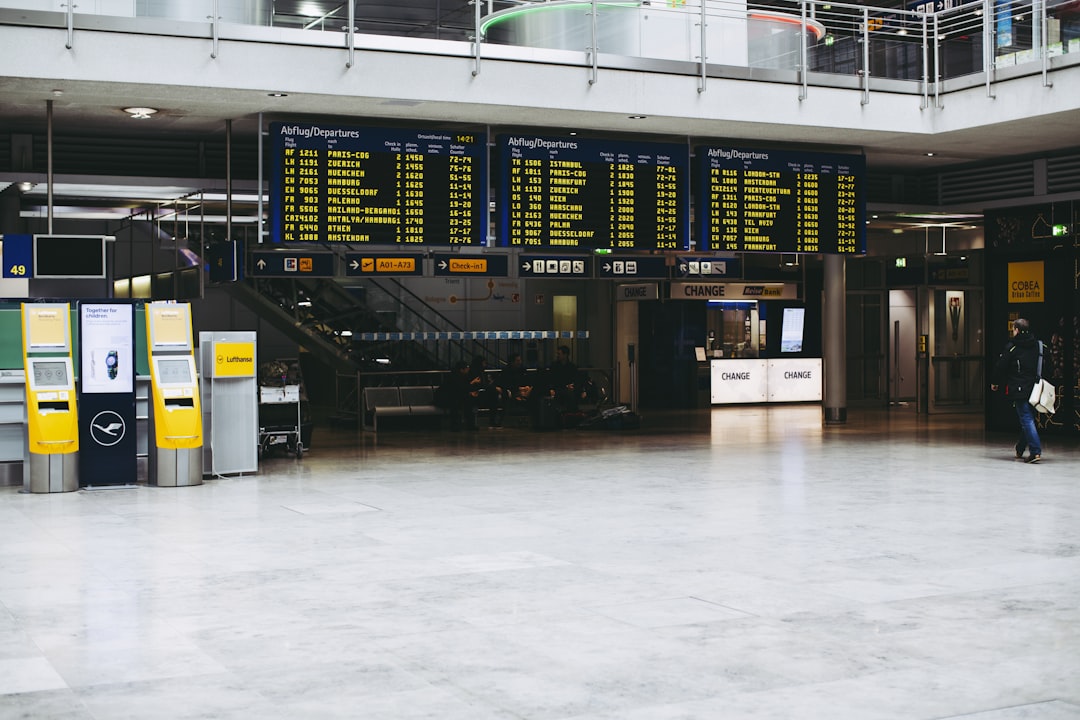 black and yellow arcade machine, Departure lounge Nuremberg airport international aerodrome (NUE) – starting display