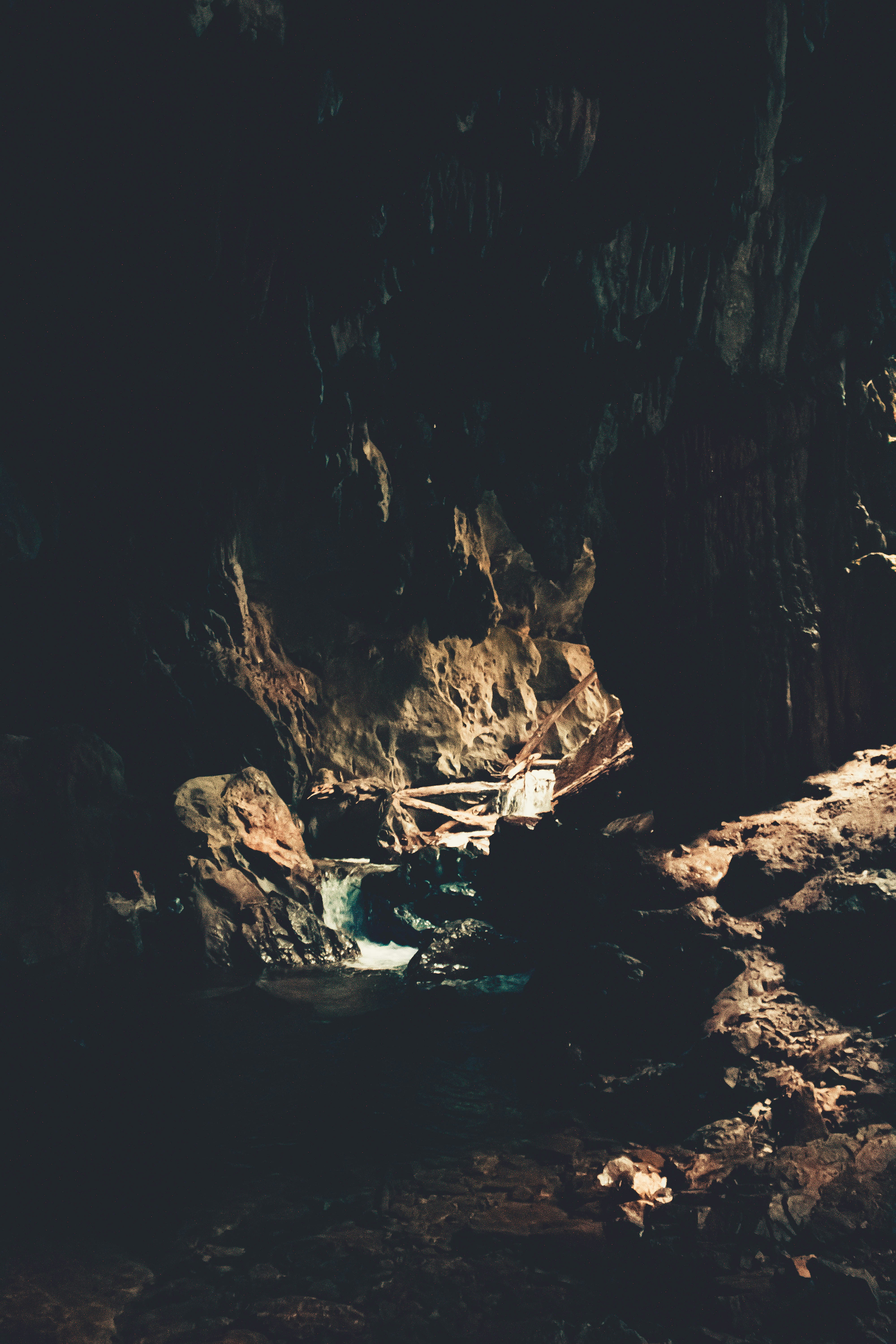 caverna escuro com riacho de água e rochas esculpidas pela natureza - Caverna do Diabo dark cave with water stream and rocks carved by nature