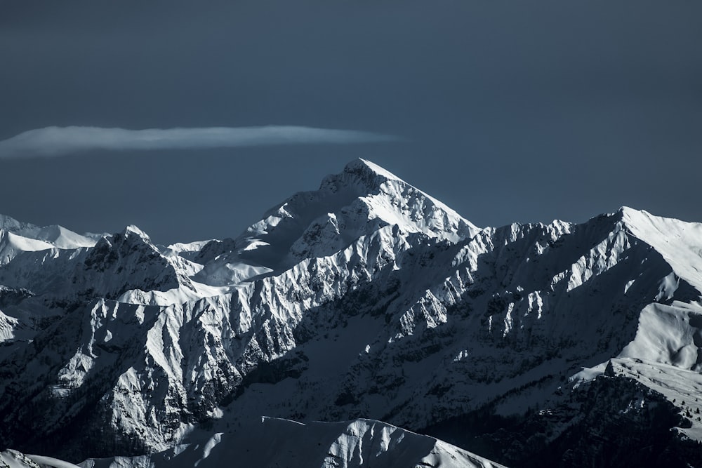 montanha coberta de neve sob o céu azul durante o dia