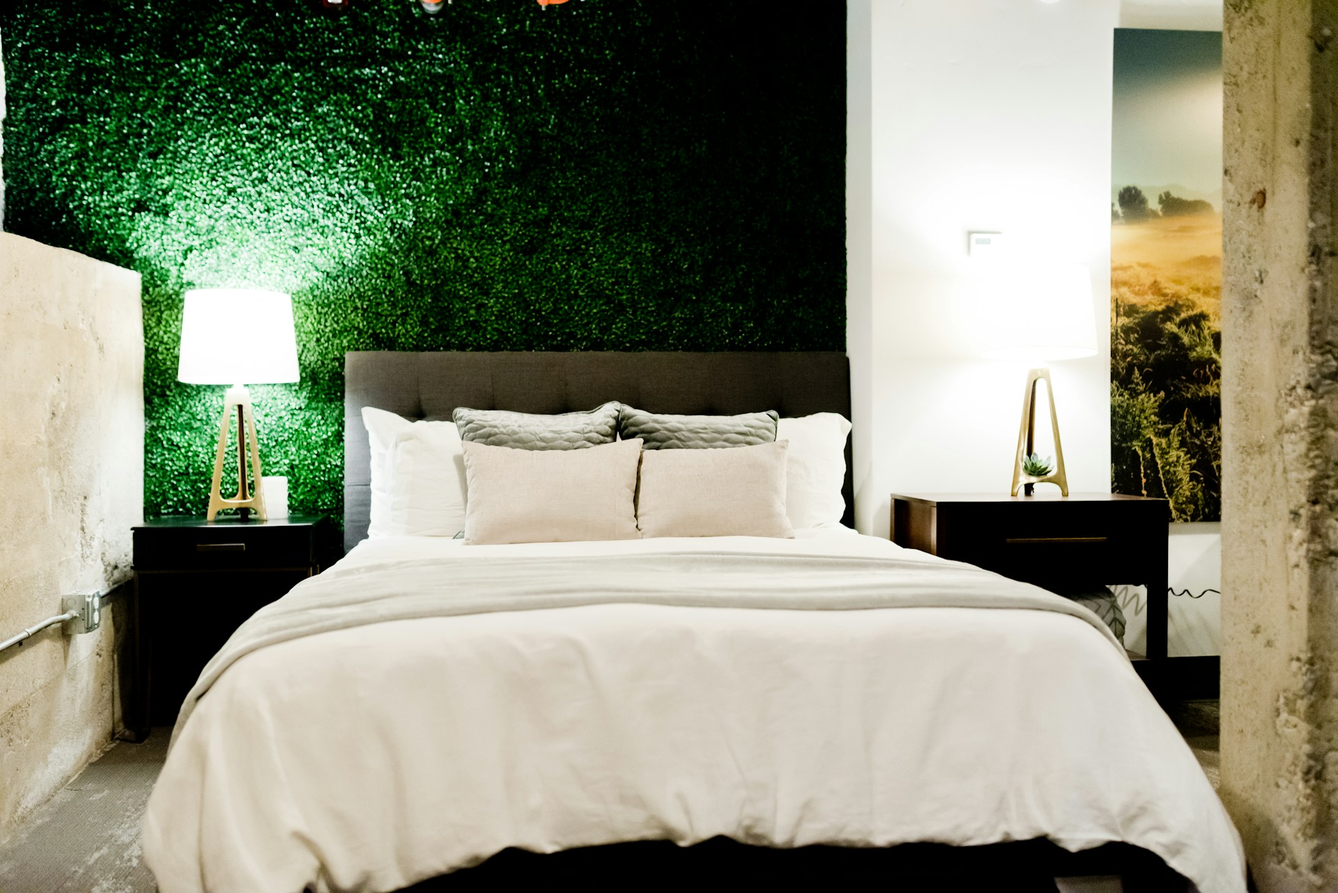 Cozy bedroom featuring soft textures and natural tones from an Interiorismo Elche project