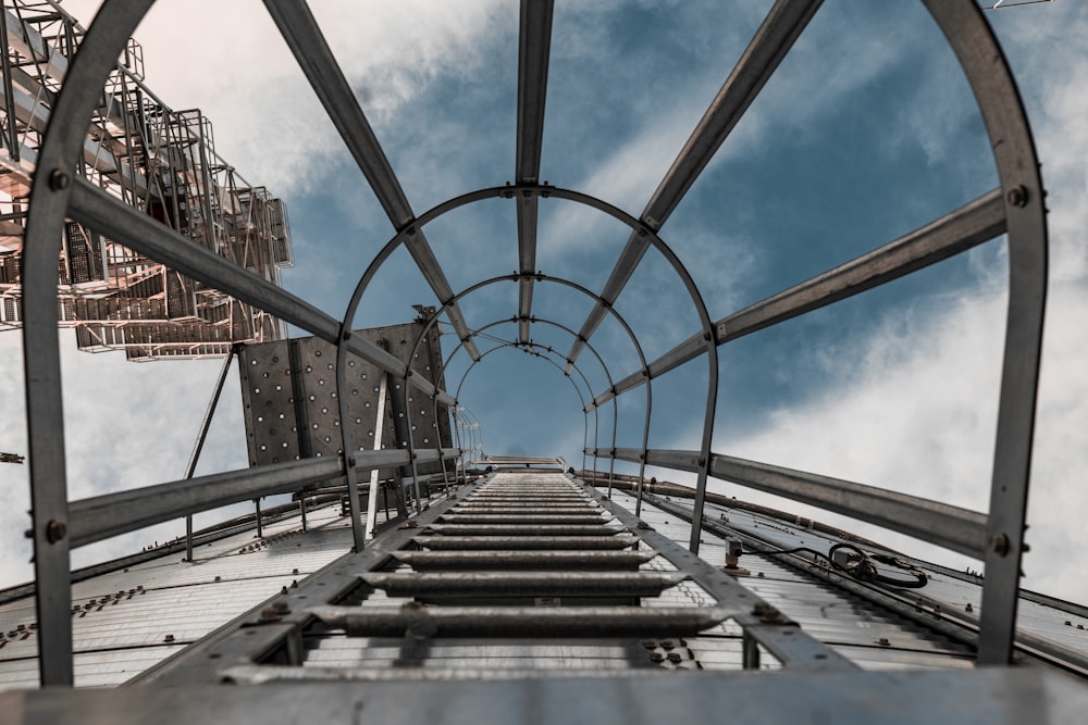 ponte di metallo marrone e grigio sotto il cielo blu durante il giorno