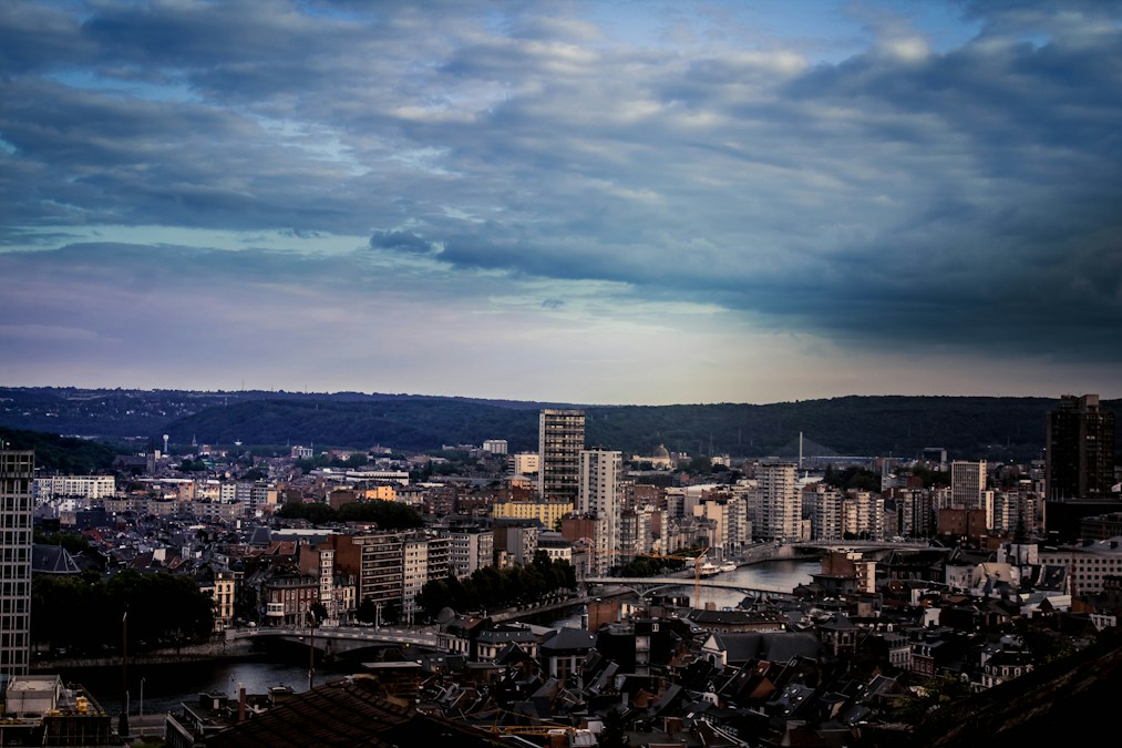 Vue sur les toits de Liège et la Meuse sous un ciel nuageux (photo d’illustration)