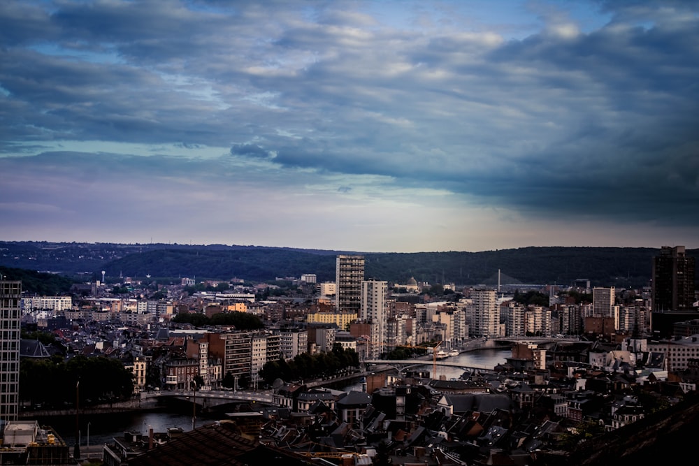 Skyline der Stadt tagsüber unter weißen Wolken und blauem Himmel