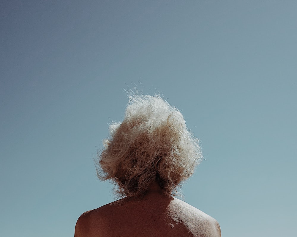 Frau mit weißem lockigem Haar