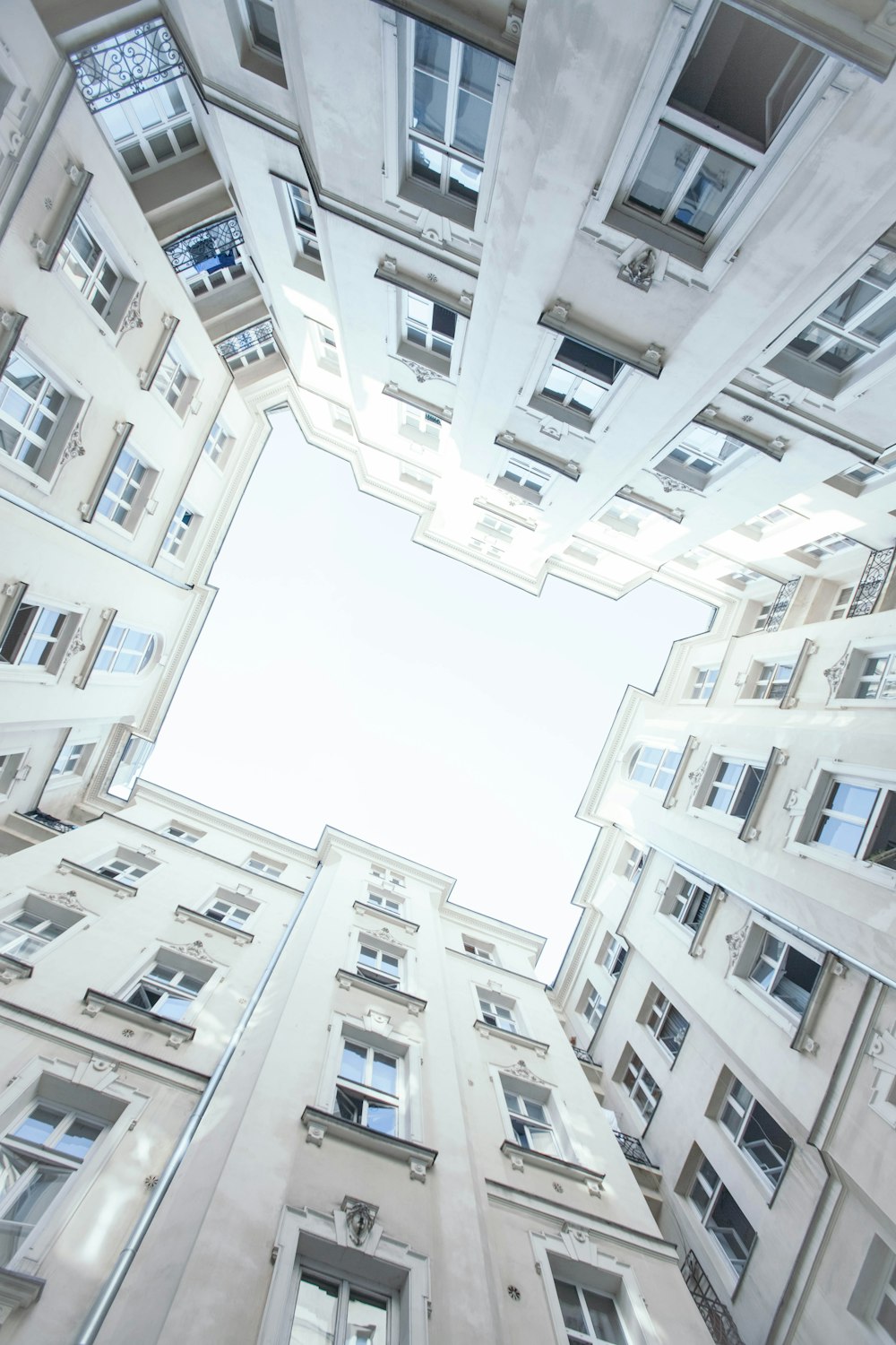 Un edificio muy alto con muchas ventanas