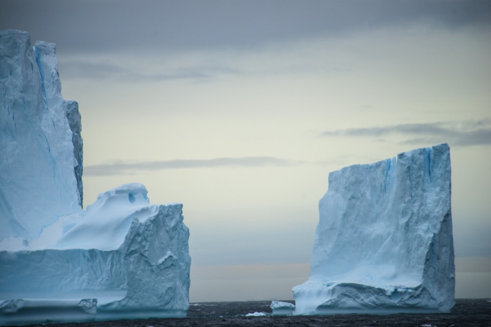 Formation rocheuse blanche sur la mer pendant la journée