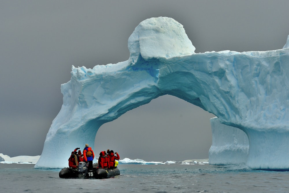 Personas sentadas sobre la formación de hielo durante el día