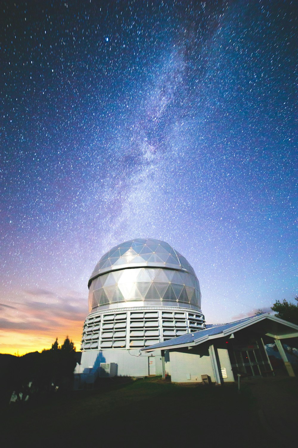 星空の下の白いドームの建物