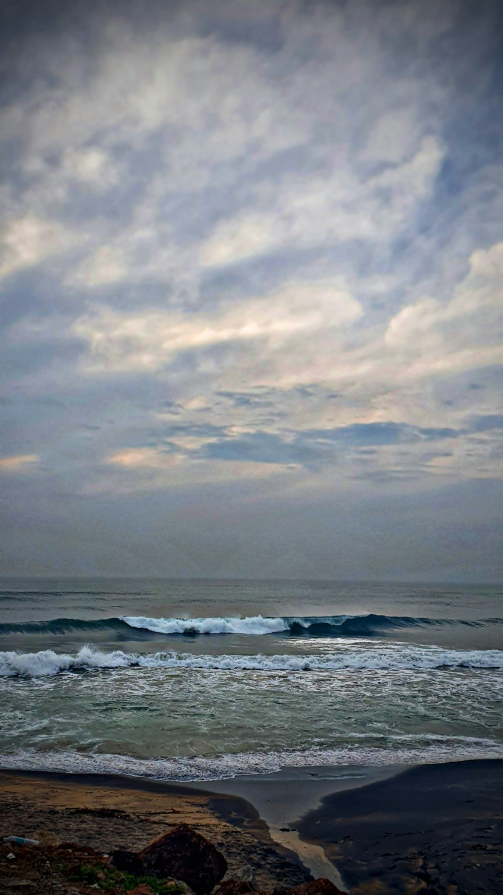 onde dell'oceano sotto il cielo nuvoloso durante il giorno
