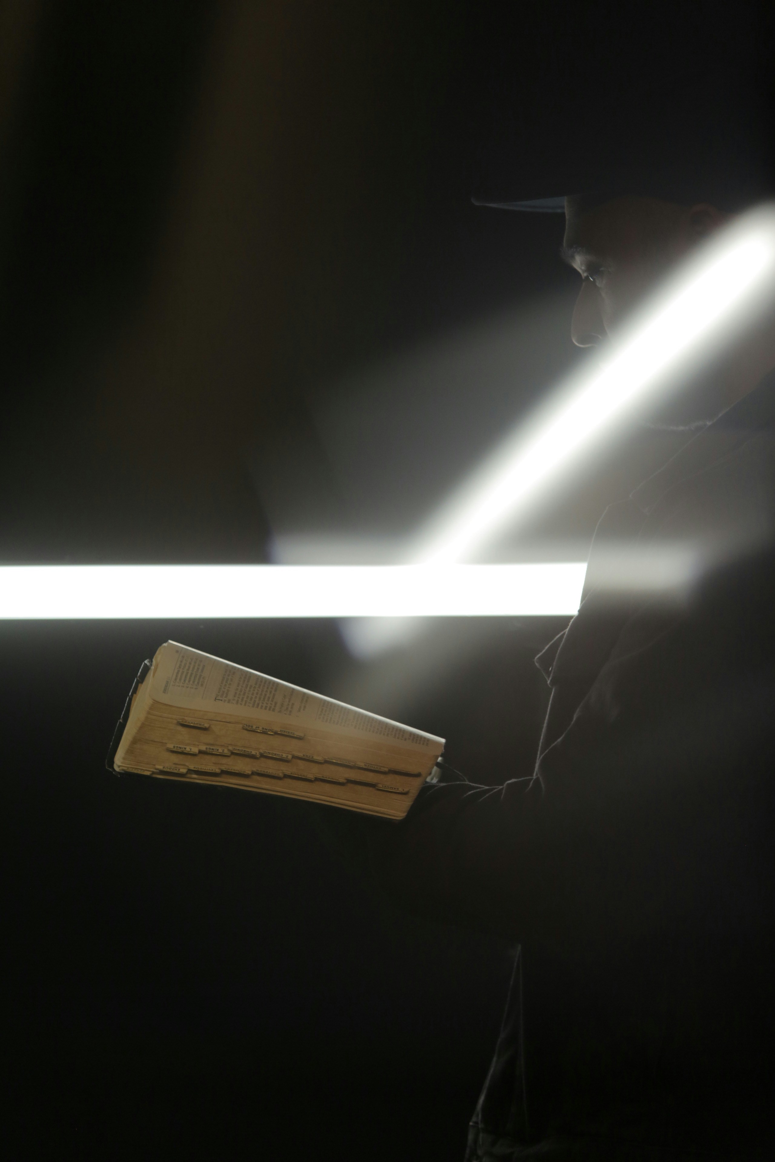 갈색 나무 벽걸이 형 랙