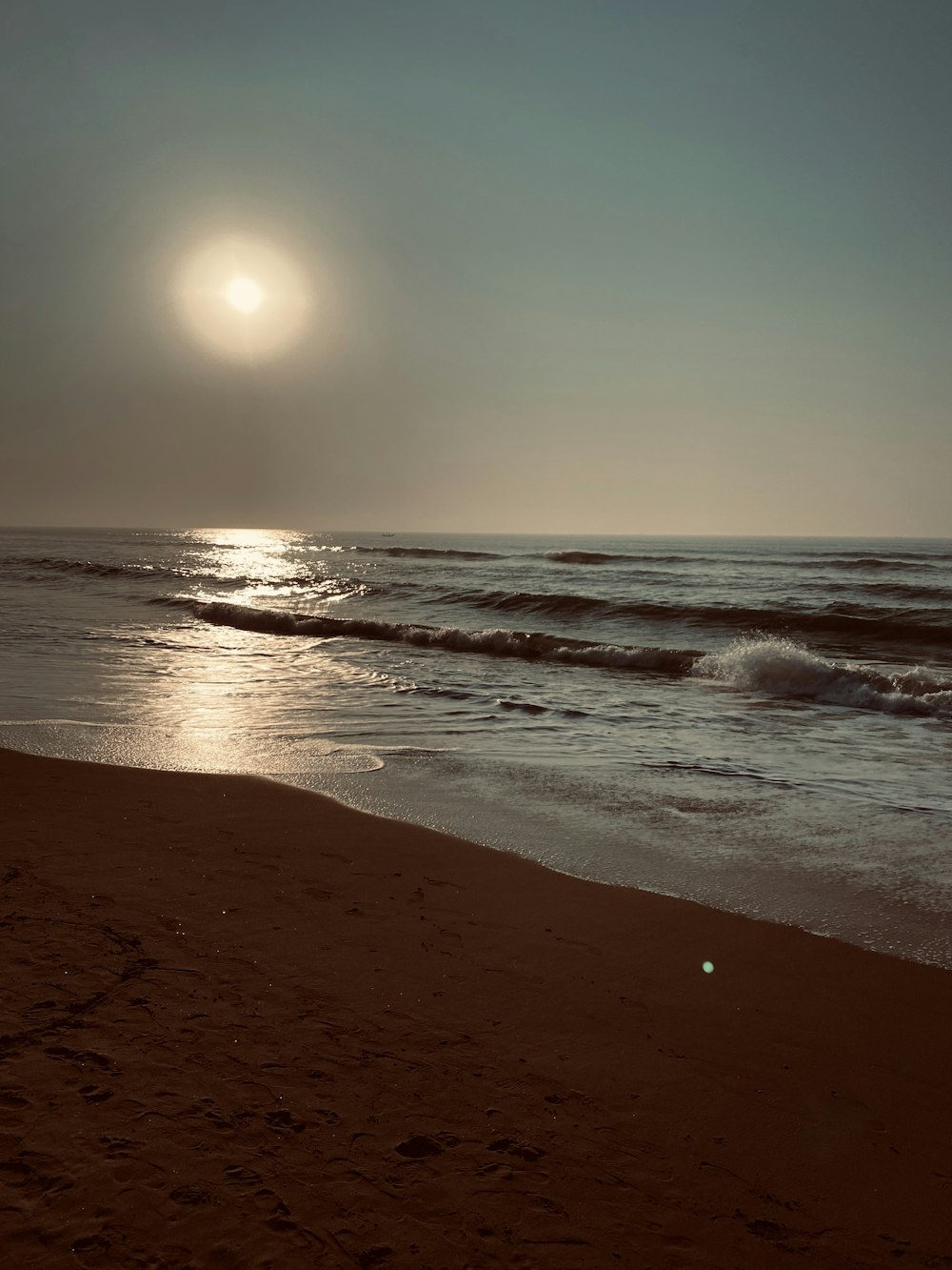 vagues de mer s’écrasant sur le rivage au coucher du soleil