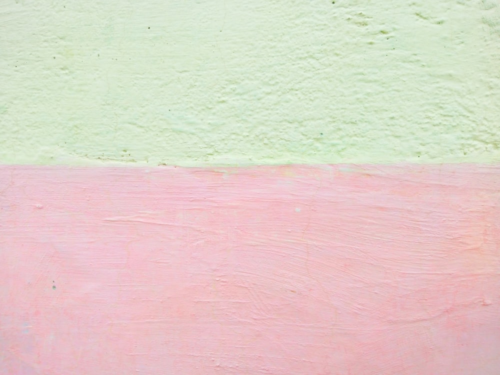 parede pintada de rosa e branco