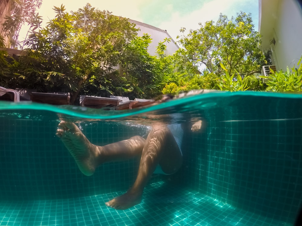 mujer en la piscina durante el día