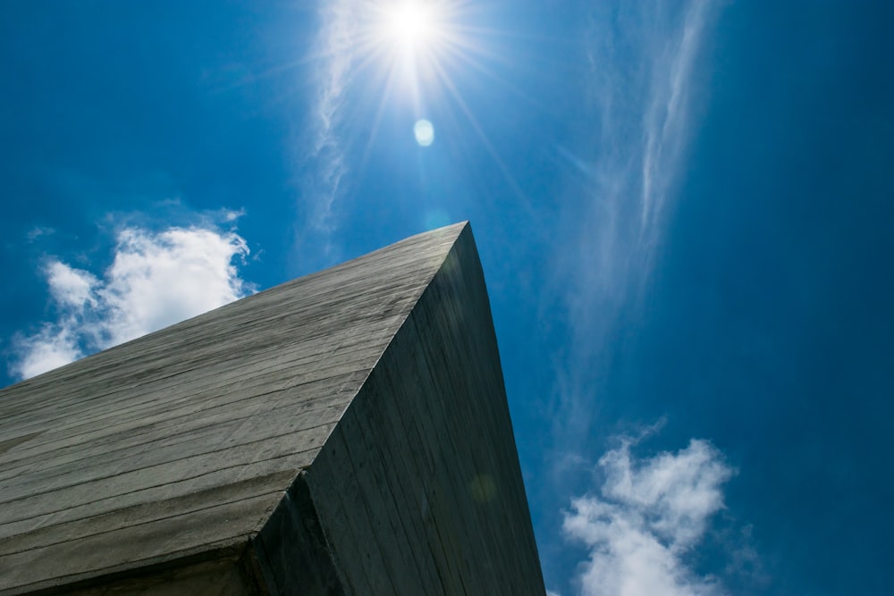 Niederwinkelaufnahme eines grauen Betongebäudes unter blauem Himmel tagsüber