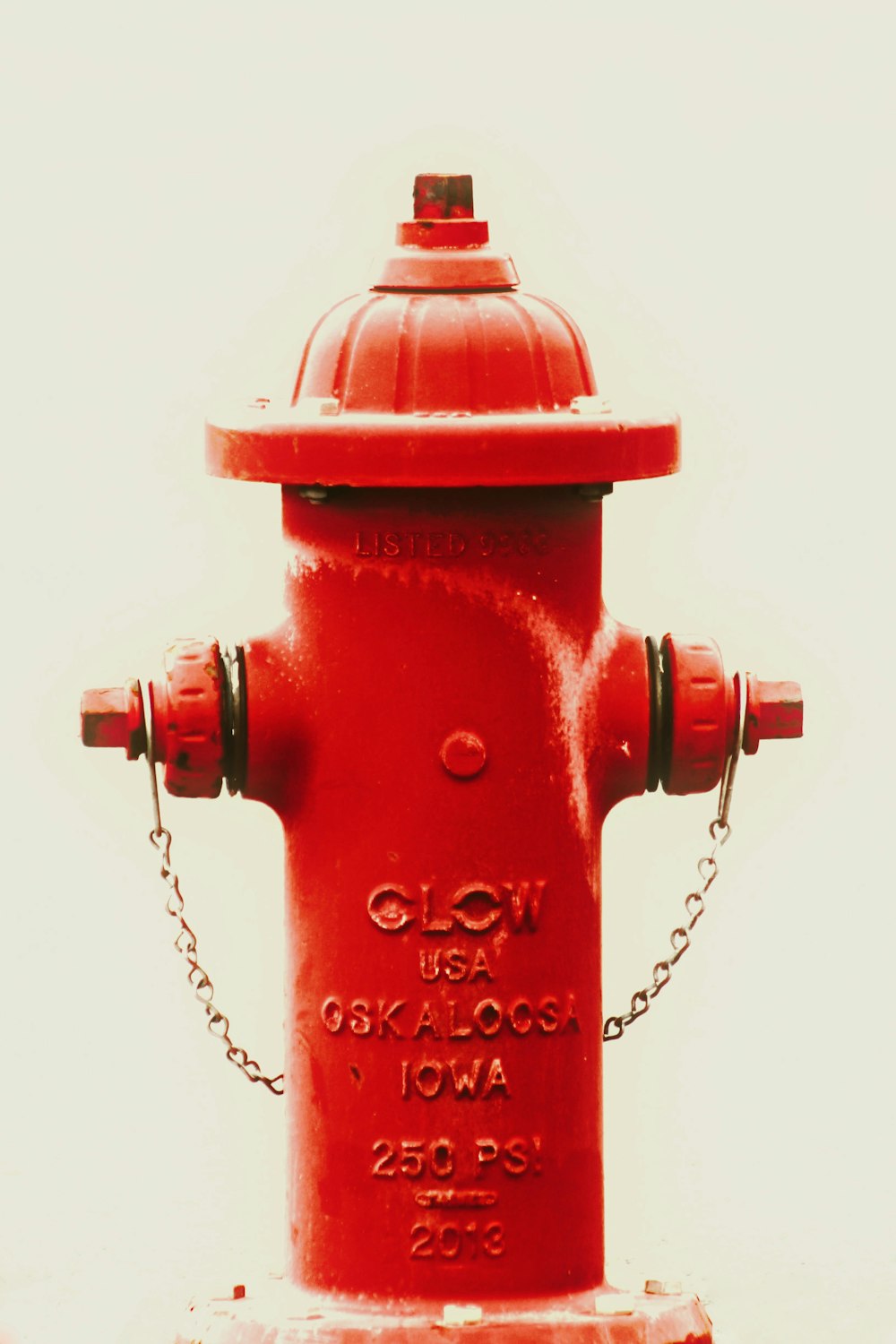 um hidrante vermelho com uma corrente ao seu redor