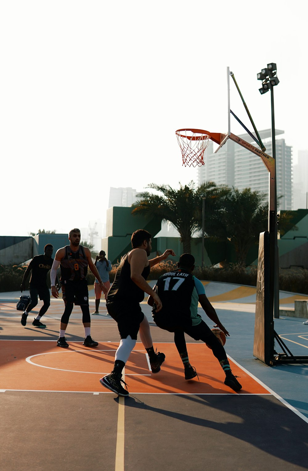 Personas jugando al baloncesto durante el día