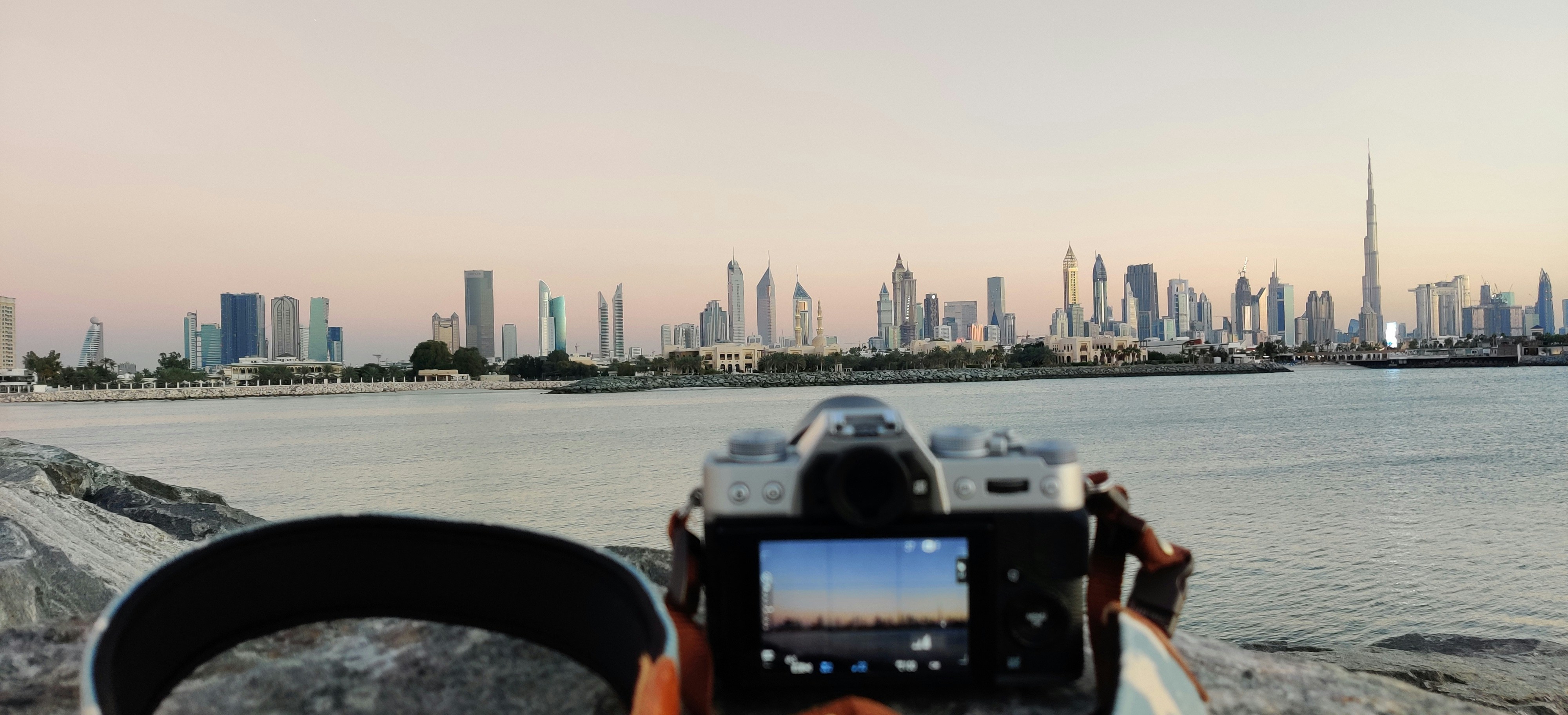 Padalec s kamero zajema trenutek prostega pada nad Dubajem