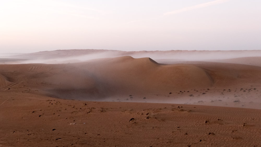 brauner Sand mit Wasser tagsüber