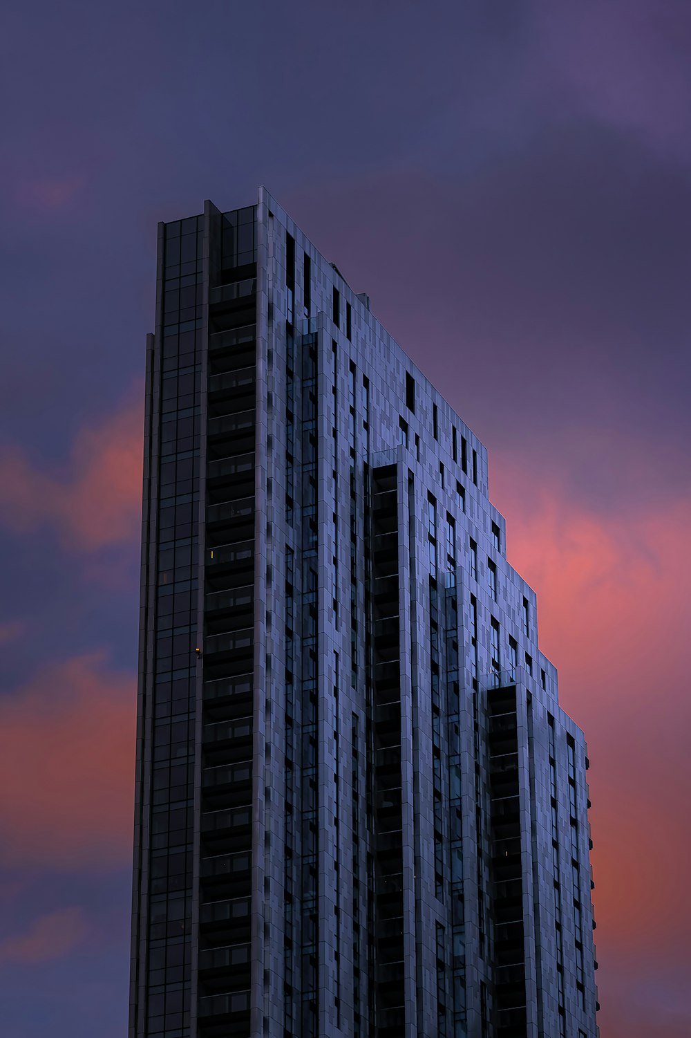 edificio in cemento grigio sotto il cielo blu durante il giorno