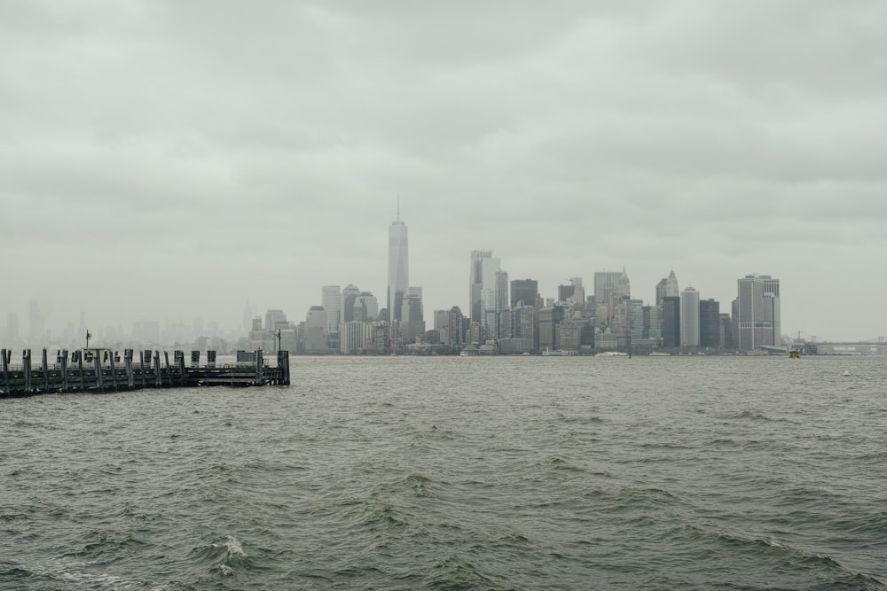 Horizonte de la ciudad bajo el cielo blanco durante el día